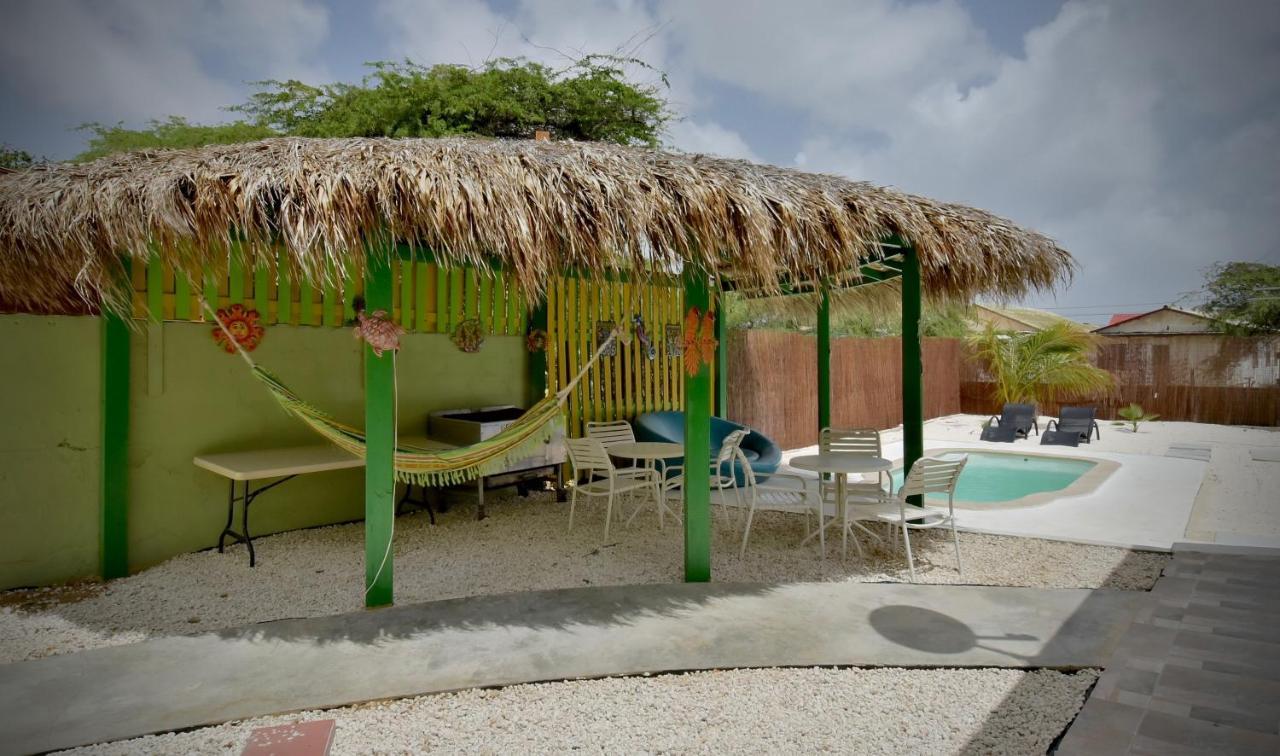 Pista Q Hostel And Apartments Oranjestad Exteriér fotografie